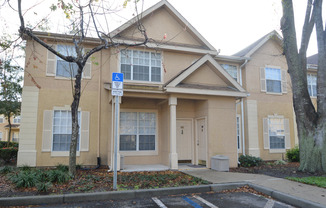ALTAMONTE SPRINGS:Gated community, Ground Floor Unit! AVAILABLE APRIL 15th!