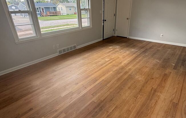 ~ RENT SPECIAL ~ HOLIDAY MERRINESS ~ Spacious 3-Bedroom, 2-Bathroom Home – West Side Location