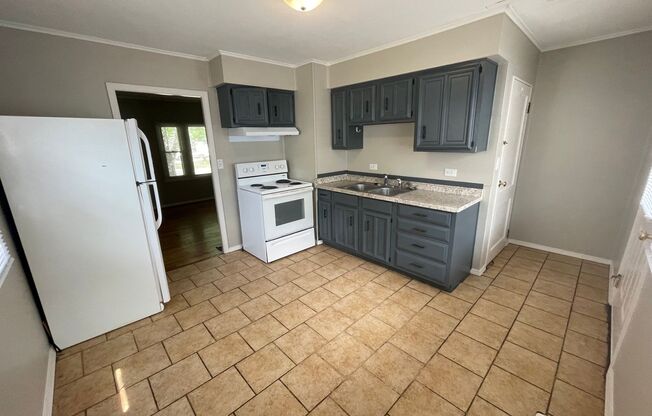 3 beds, 1 bath, $1,349