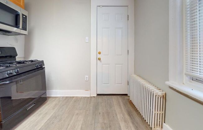 Contemporary 2 Bedroom Townhome w/ Updated Kitchen & Washer/dryer