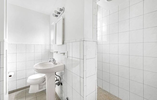 225 W 10 ST