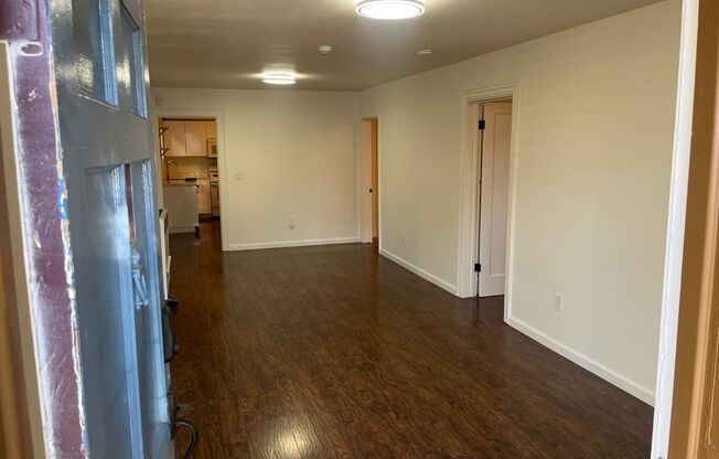 Beautiful serene garden apartment in Craftsman home w/front garden and in unit washer/dryer and pet friendly!
