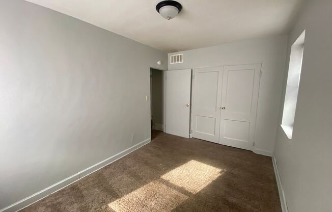 2 beds, 1 bath, $875, Unit 4