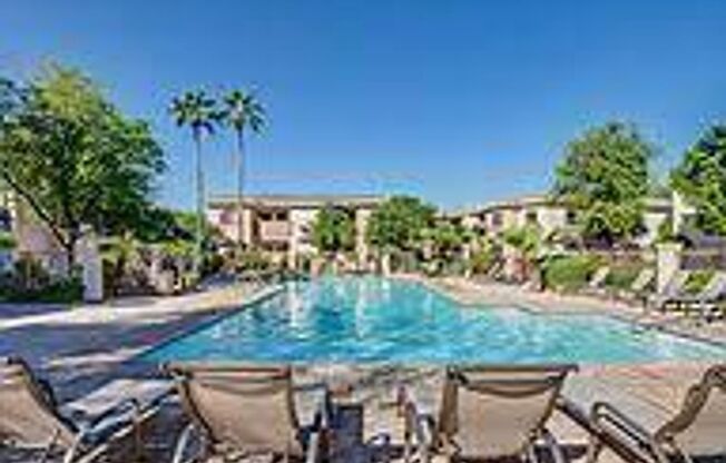 Move In Ready Condo In Phoenix! Excellent location!