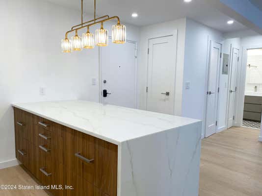 2 beds, 1 bath, 865 sqft, $2,600, Unit 4S