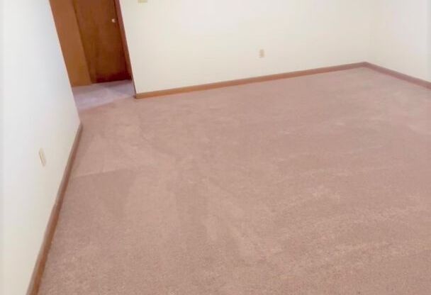 2 beds, 1 bath, 903 sqft, $1,340, Unit J-10