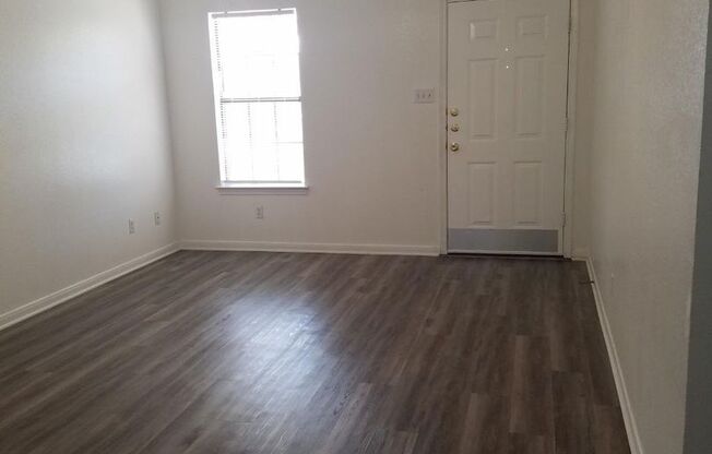 2 beds, 1 bath, 895 sqft, $850