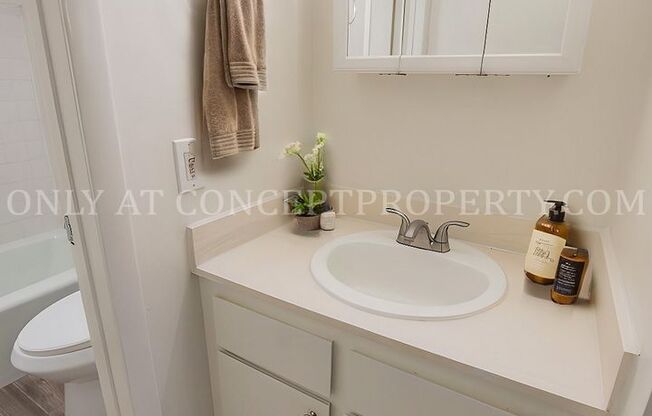 1 bed, 1 bath, 600 sqft, $1,165, Unit B10