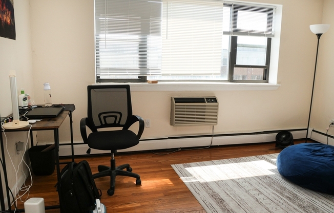 3 beds, 1 bath, 999 sqft, $4,200, Unit 21