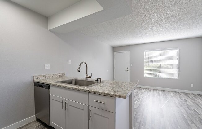 2122 W BUTLER DR