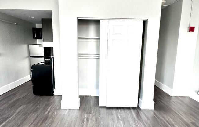 Studio, 1 bath, 430 sqft, $1,375, Unit 819