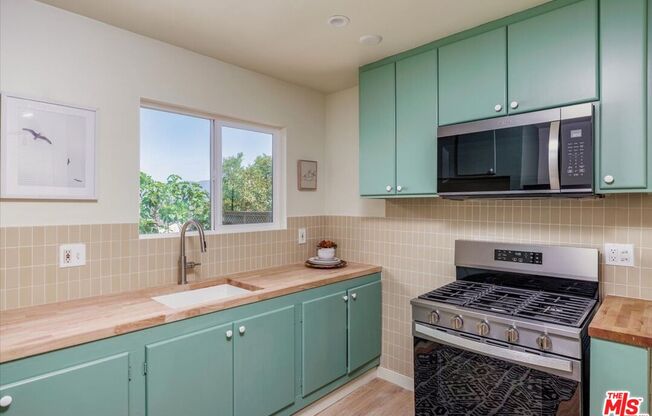 2467 SILVER RDG AVE
