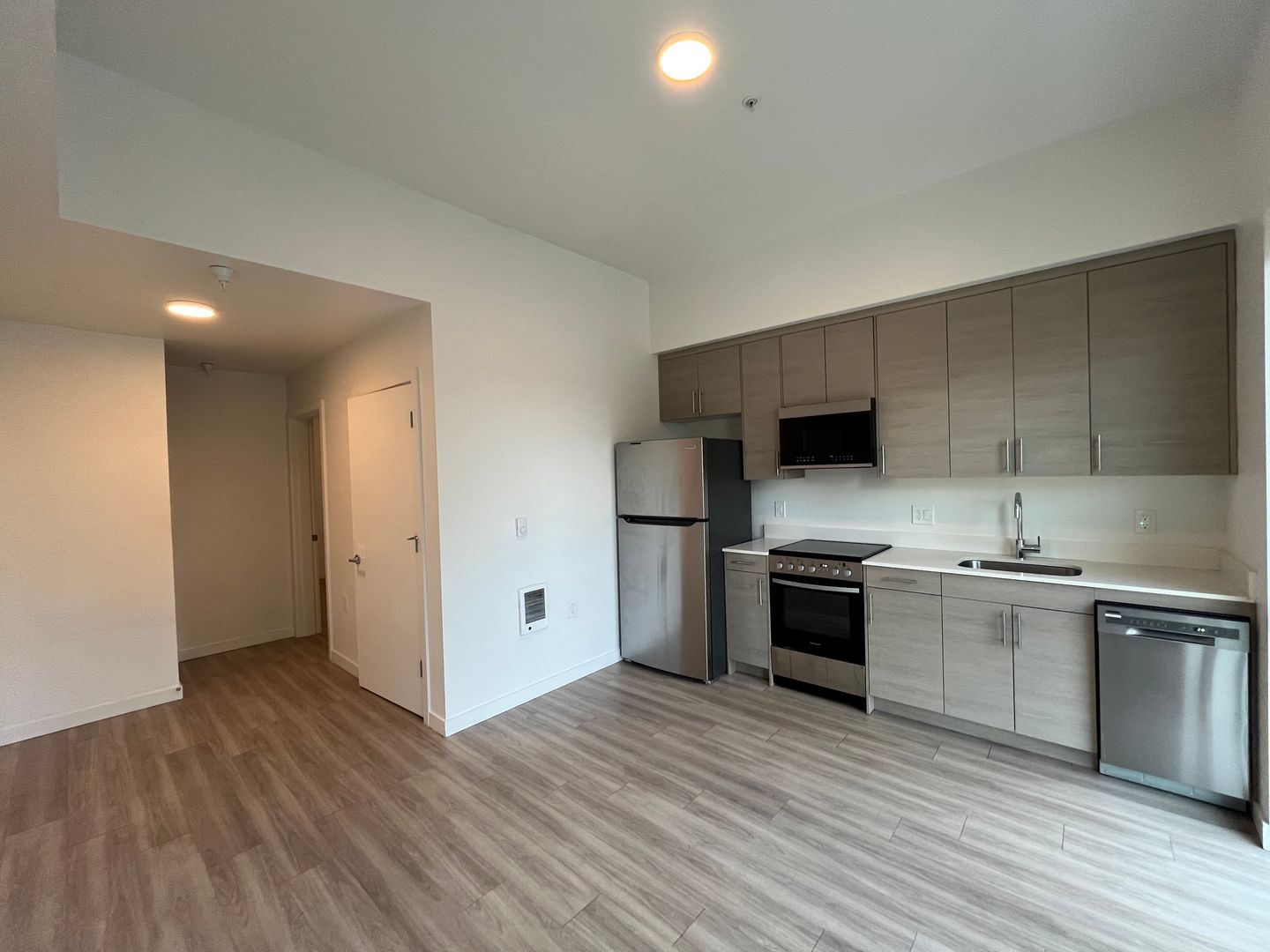 1Bd/1Ba Condo in the SE Lents Neighborhood ~ Washer/Dryer in Unit, Stainless Steel Appliances, Quartz Counter Tops!
