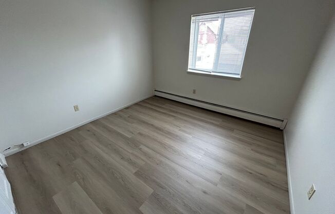 2 beds, 1 bath, $1,295, Unit 109