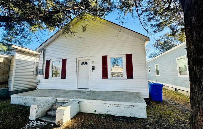 DOWNTOWN WILMINGTON - 3 Bedroom & 1 Bath - MOVE IN SPECIAL ~ $500 OFF!