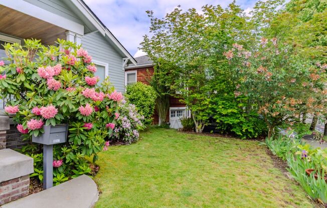 Spacious 1 bedroom Maple Leaf Bungalow w/AC!