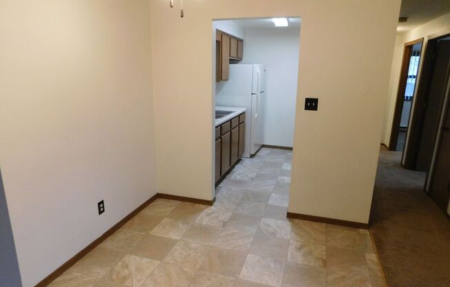 2 beds, 1 bath, $815, Unit 30-102