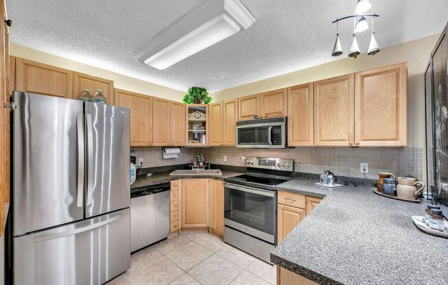 Quiet 3 bedroom 2 Bathroom Condo Unit in Clearwater!