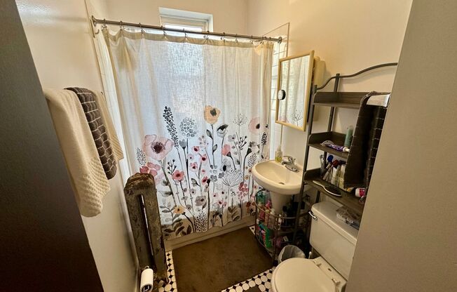 2 beds, 1 bath, 750 sqft, $1,600, Unit 4411-1B