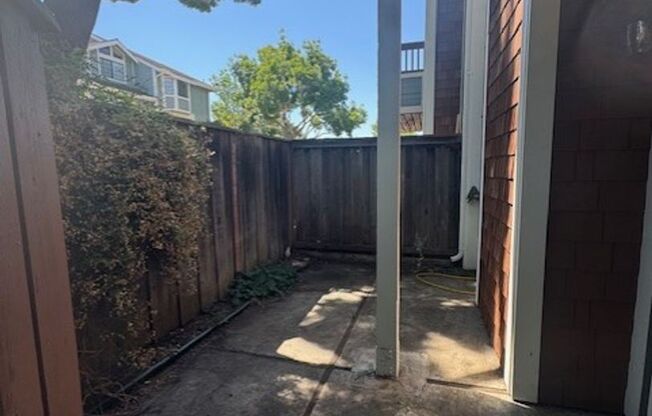 Super Adorable 3 Bedroom Townhouse!