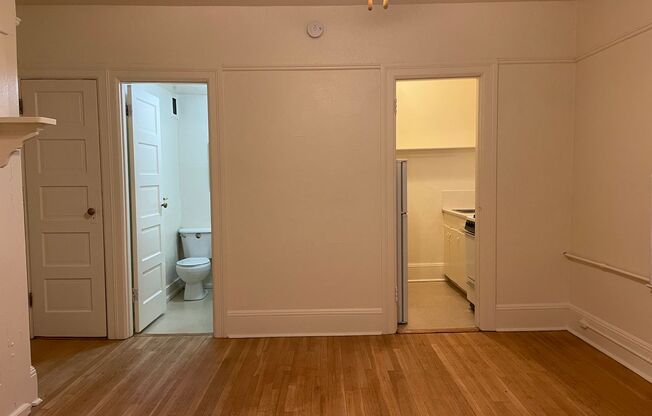 Studio, 1 bath, 350 sqft, $995, Unit 207