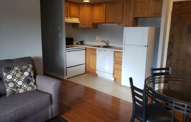 2 beds, 1 bath, 693 sqft, $2,385, Unit 09