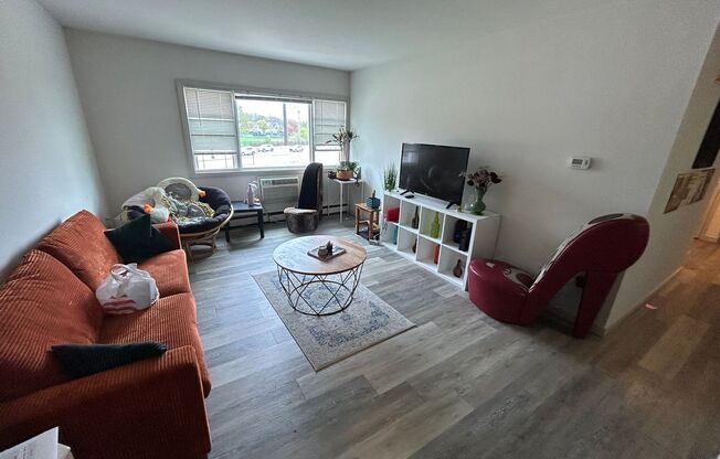 2 beds, 1 bath, $1,395, Unit 202