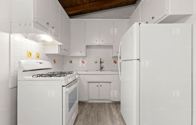 (Anna) 6725 Laurel Canyon Blvd