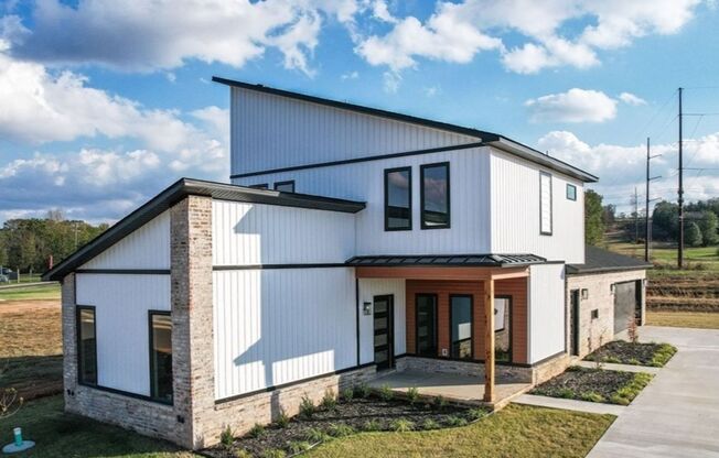 Lovely Modern Home-Three Bed/Three Bath/Upgraded Features and Fixtures