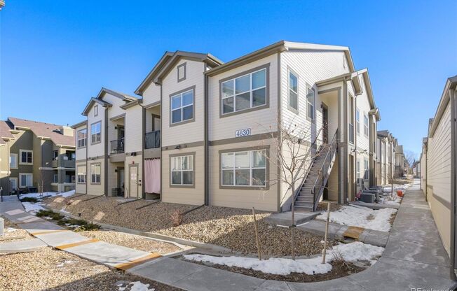 Gorgeous ground level condo with detached garage in Highlands Ranch