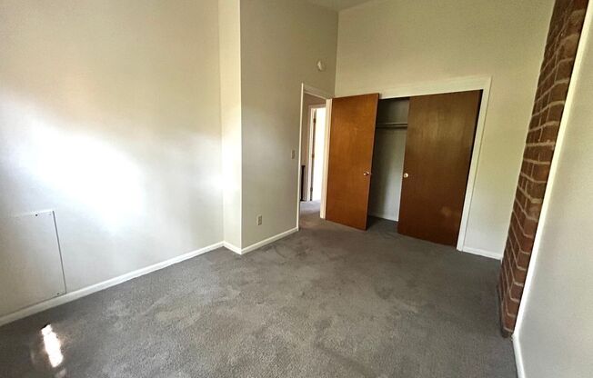 2 beds, 1 bath, $1,150, Unit E