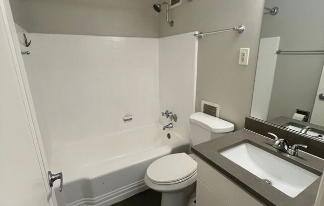 1 bed, 1 bath, 609 sqft, $1,450, Unit 230