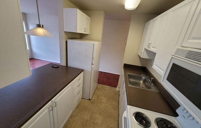 2 beds, 1 bath, 820 sqft, $2,795, Unit R-212