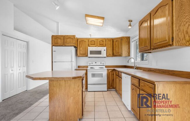 Beautiful 4 bed 2 1/2 bath - 3 car garage