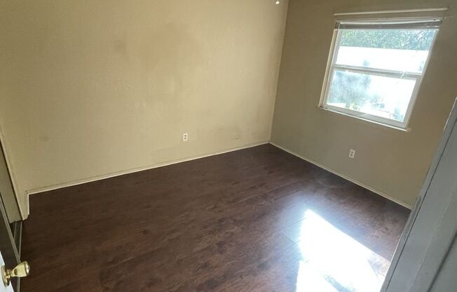 2 beds, 1 bath, $995, Unit Unit 4