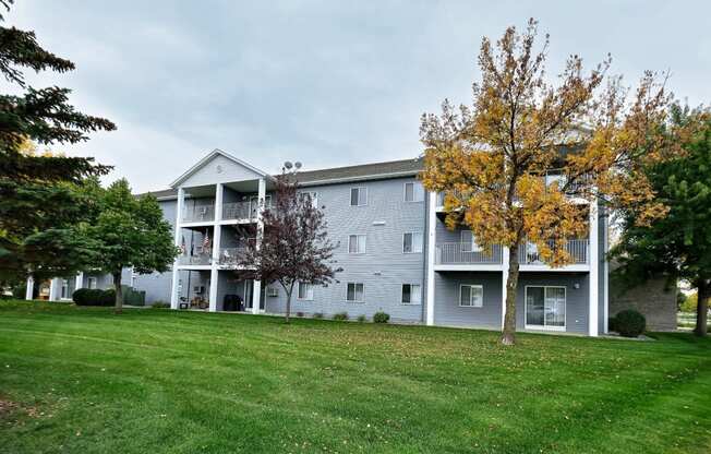An exterior of a three level apartment. Fargo, ND Flagstone Apartments.