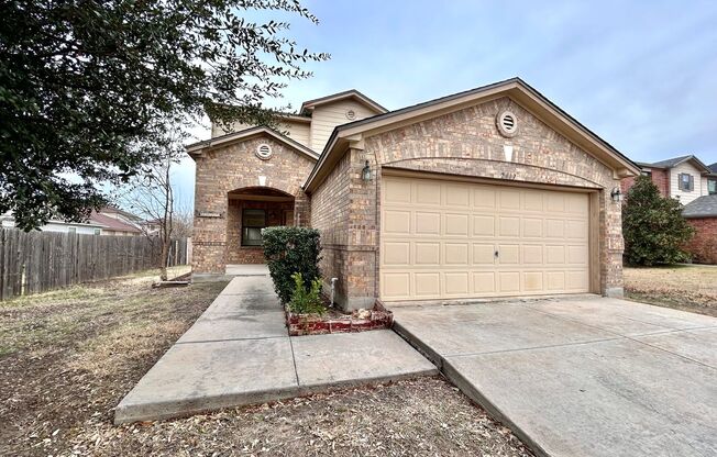 Cozy & Bright 4BR / 3BA Home – Garage, Deck & Laundry Room