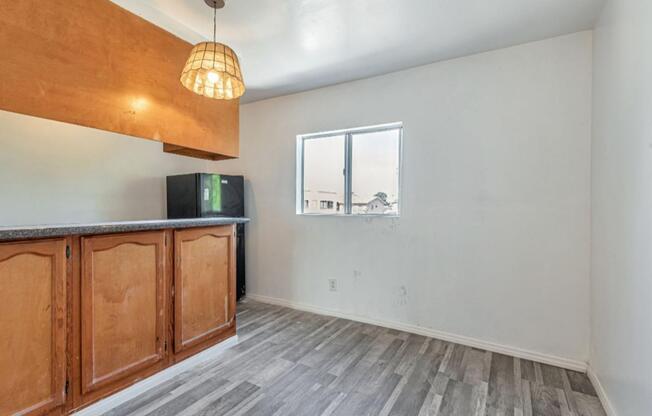 847 W 43 ST
