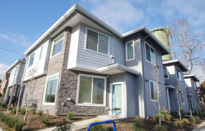 Incredible Specials: Immaculate 1-Bedroom Townhouse w/ A MONTH FREE, $300 + APPS ON US!