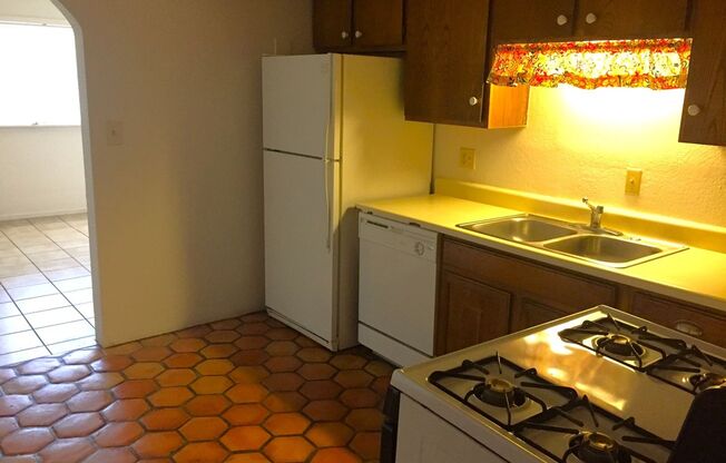 CUTE TEMPE HOME ON NO OUTLET STREET!!