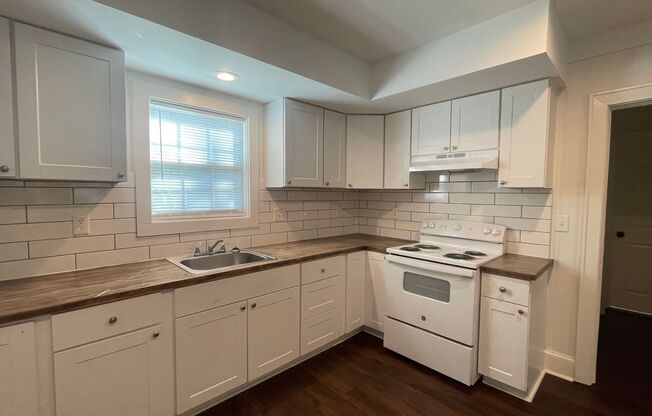 Charming three bedroom two bathroom home in Augusta Road neighborhood! 1st month free!