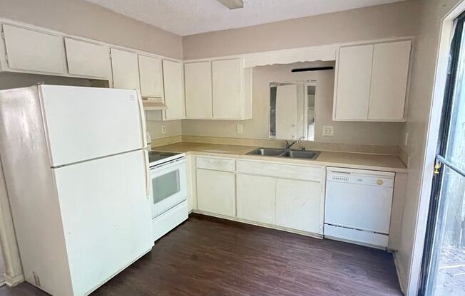 2 beds, 1.5 baths, 1,100 sqft, $995