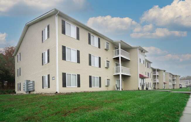 Exterior building at Anderson Estates Apartments in Radcliff, KY near Fort Knox