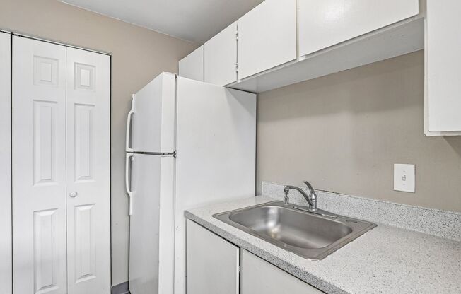 2 beds, 1 bath, 800 sqft, $1,325, Unit 431-01-15