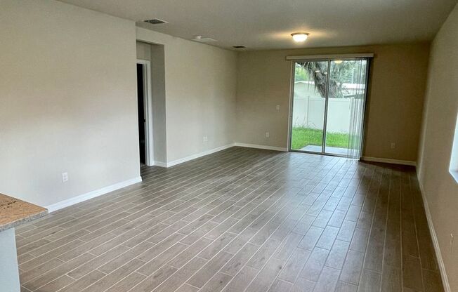 Available NOW! VERY well maintained 4/2 in Monroe Meadows / Wesley Chapel!