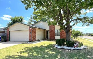 Prime West Norman 3-bed 2-bath 2-car home available for lease in Prairie Creek!