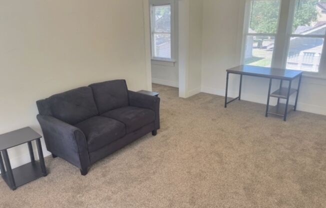 1 bed, 1 bath, 580 sqft, $785, Unit Upstairs Garage Apt