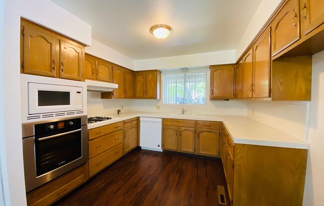 $2,395 Herndon & First, Spacious 4 Bedroom Home - E. Magill Ave, Fresno