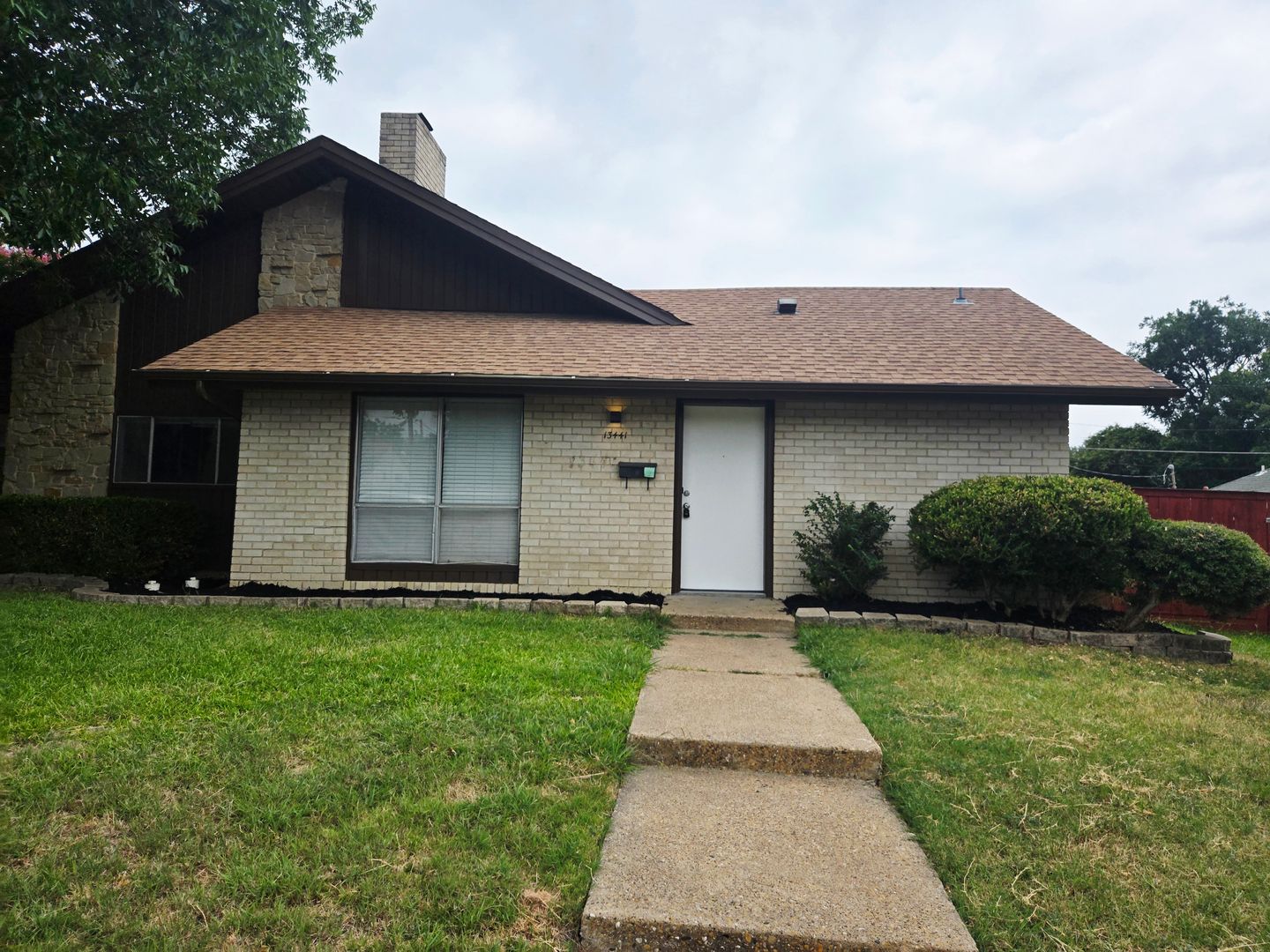 3 Bedroom/2 Bathroom/2 Covered Parking Places - Remodeled