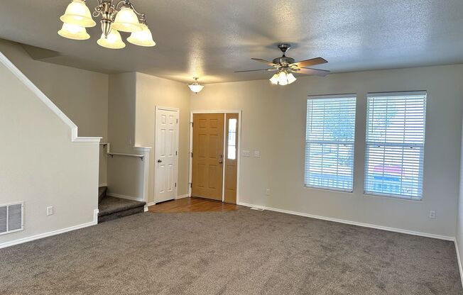 Large End Unit Town Home! 3Bd/2.5ba/AC, 1507sf Near Ft Carson